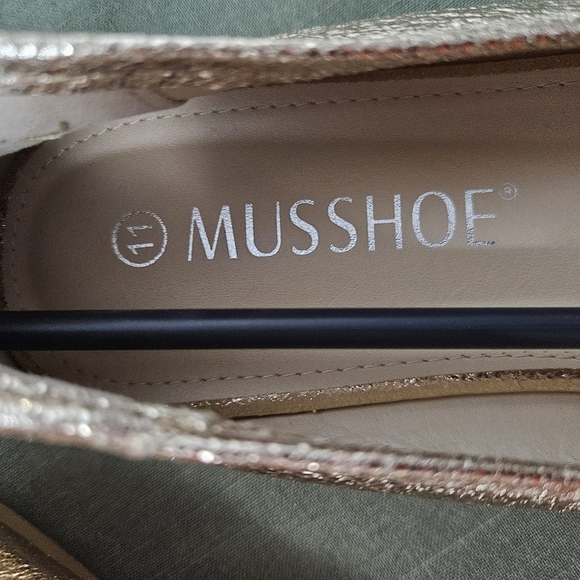 Musshoe Chic Gold Loafers with Bow Accent - Picture 6 of 10